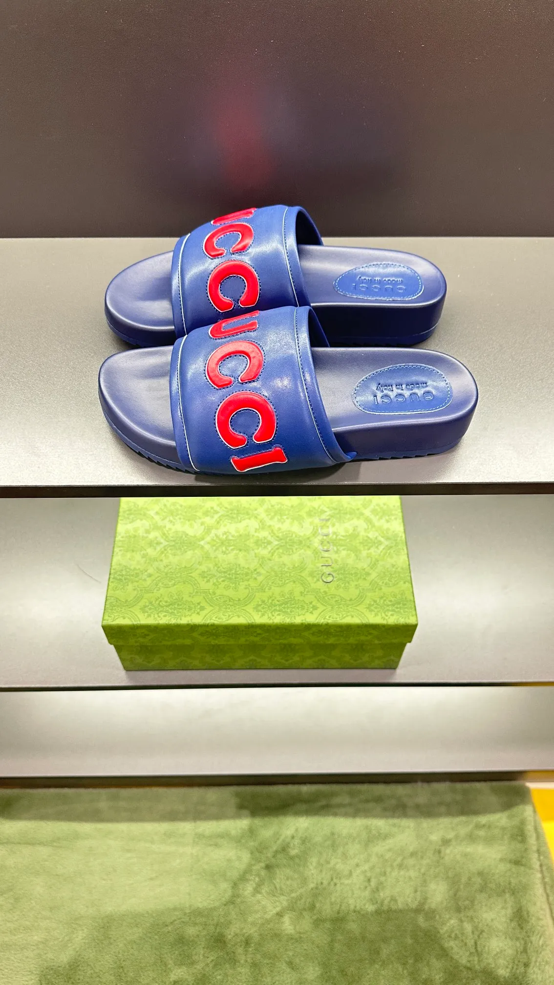 [G Family Couple Style] P: 320💰Female size 36~40 Men's size 39~45, (46. Custom-made GG slippers for men and women. This slipper is made of GG polyester fiber and is decorated with a Gucci label on the front, which adds a striking logo feel to the style. Beige GG recycled polyester fiber, same size for men and women, leather trim